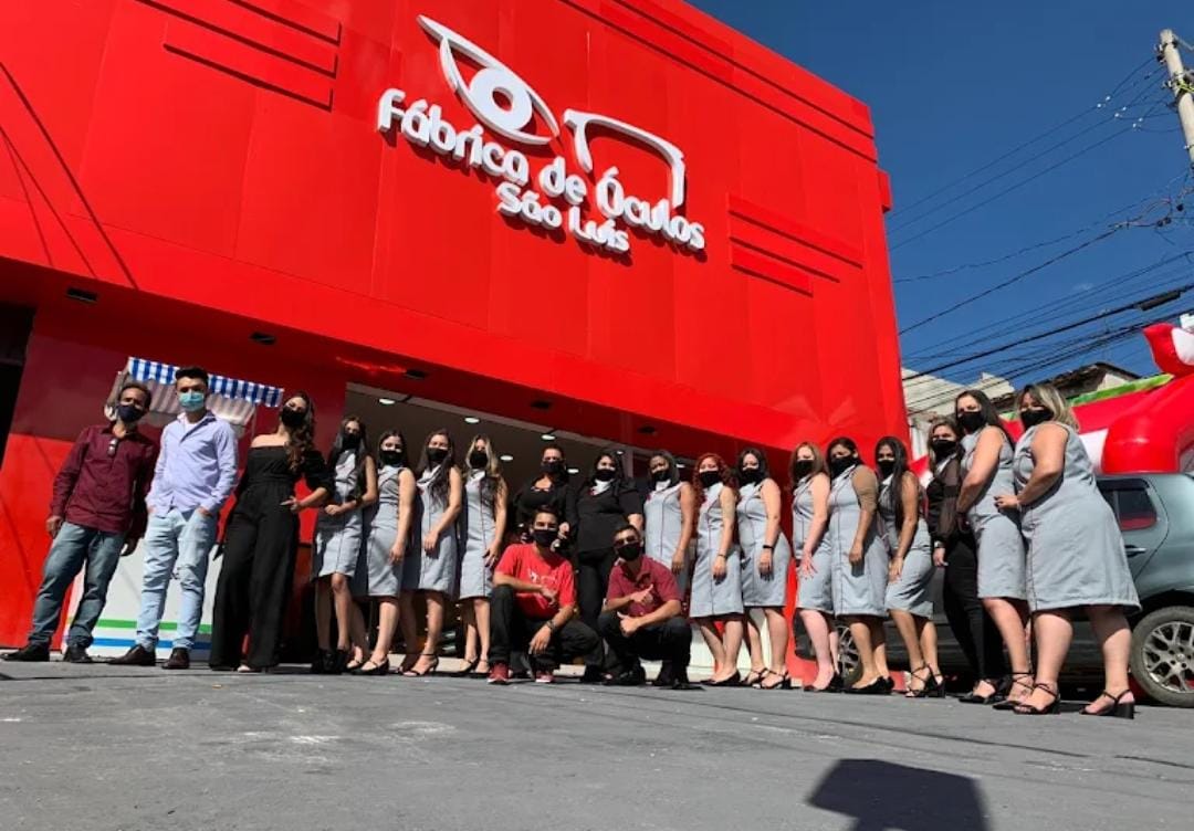 Equipe da Fábrica de Óculos São Luís posando em frente à loja